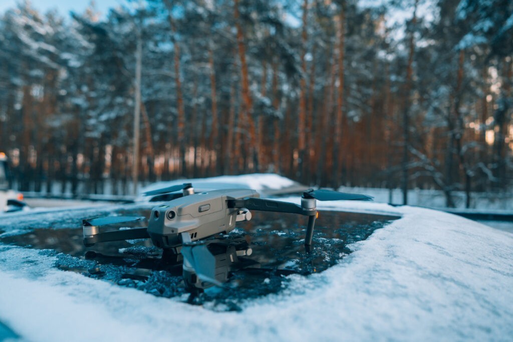 Drone έχει προσγειωθεί πάνω σε χιονισμένη οροφή αμαξιού.