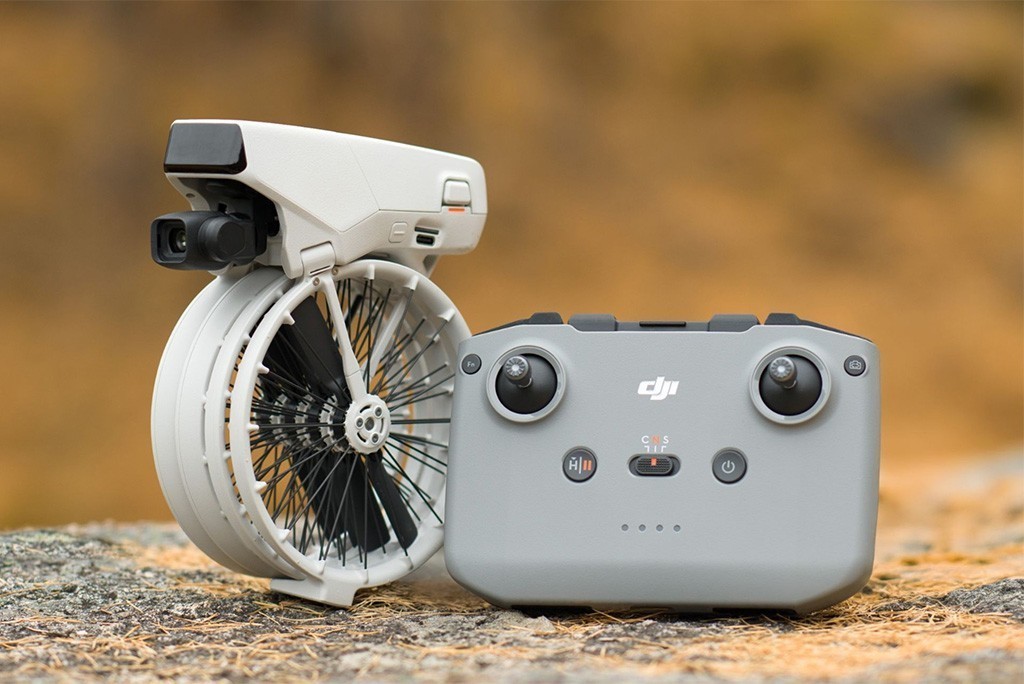 Το DJI Flip drone σε folded μορφή μαζί με τηλεχειριστήριο DJI RC-N3